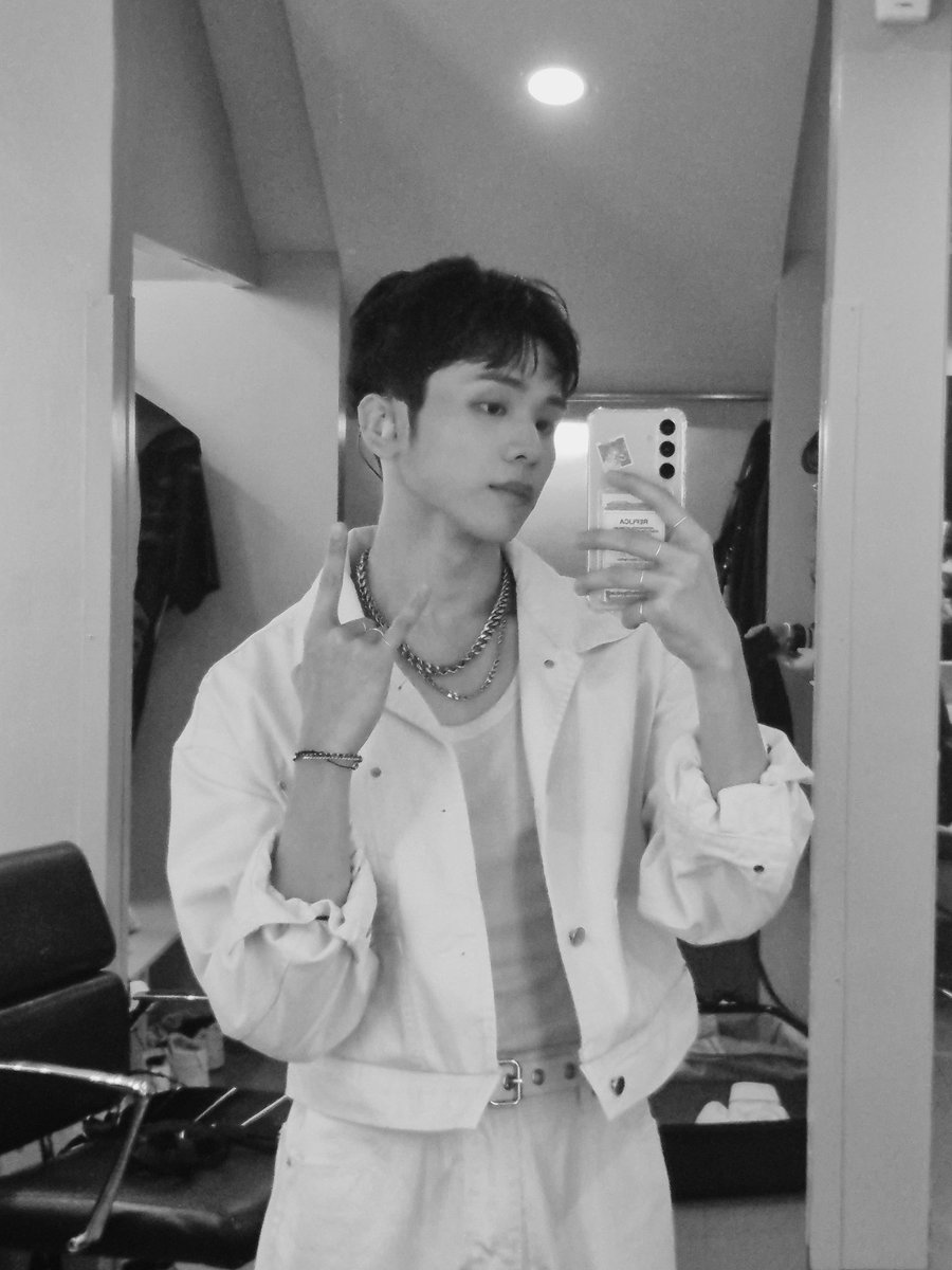 HORI7ON_twt's tweet photo. [🐲] ang saya performing for you guys last night. sharing the stage with some special people will also be a memory to remember. ✨

(muntik ko na makalimutan pero na-clutch ko pa ibigay yung polaroid to one anchor by the end of the show HAHAHA! itago niyo yan ⚓😘  love you anchors kita-kita ulit tayo in MOA Arena sa November!)

#HORI7ON #호라이즌 #VINCI #빈치