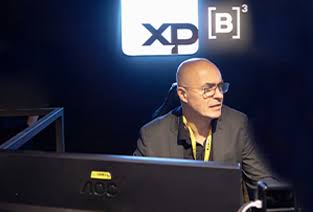 Stormer tem 200 mil seguidores no Instagram.

É pouco para o padrão de traders "fodons".

 Existem vários professores com mais de 1 milhão de seguidores, e mesmo assim, ninguém é mais reconhecido e celebrado do que o Stormer.

Sabe o motivo? Ele nunca recorreu ao marketing