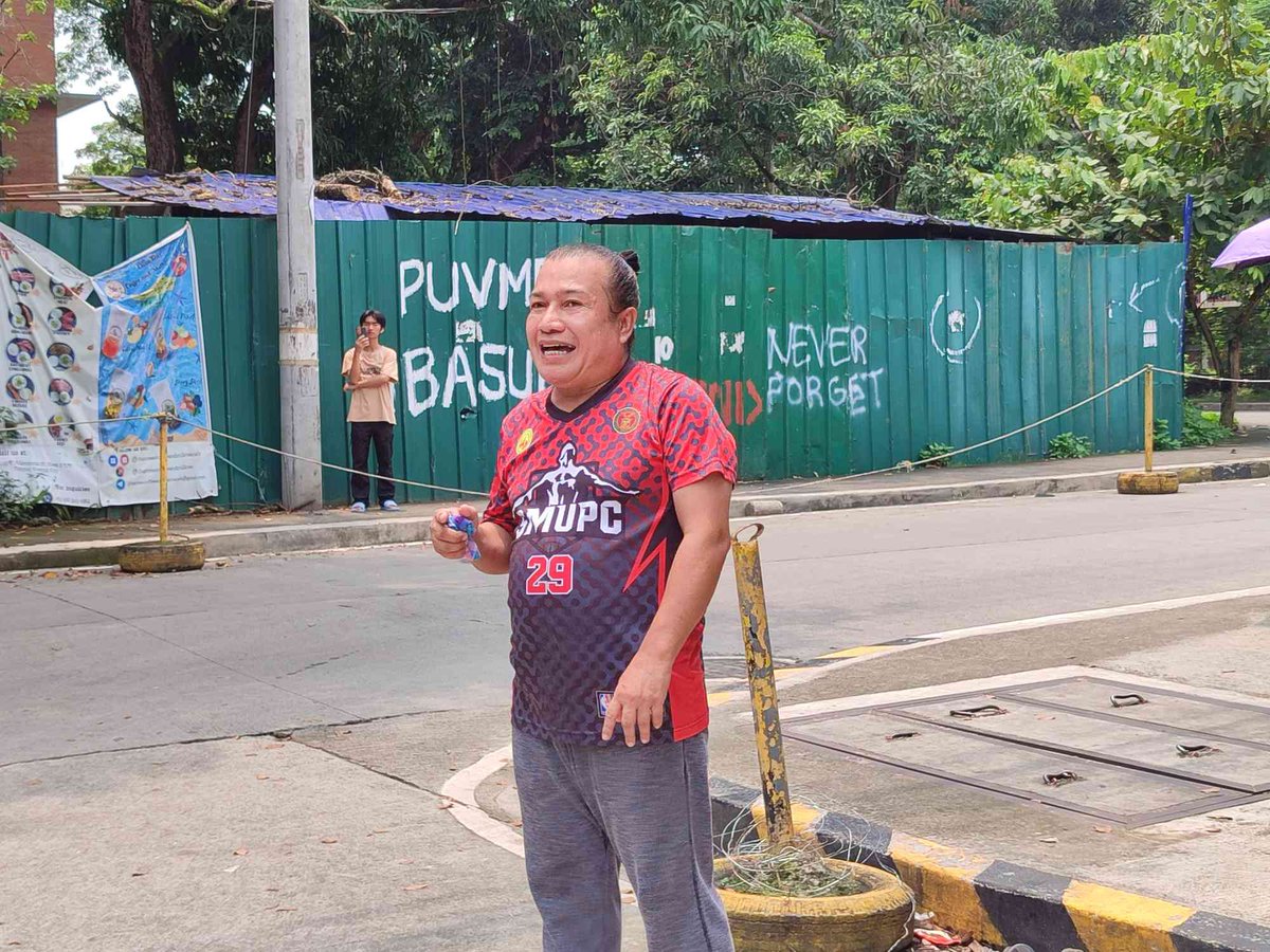 phkule's tweet photo. @USCUPDiliman Narry Hernandez, Samahan ng Manininda sa UP Campus: Hindi natin kailangan ng Mary Grace at Robinson. Ang kailangan natin ay aksesibleng edukasyon para sa lahat.

#UPNotForSale
#NoToCommercialization https://t.co/GGv8sojzsC