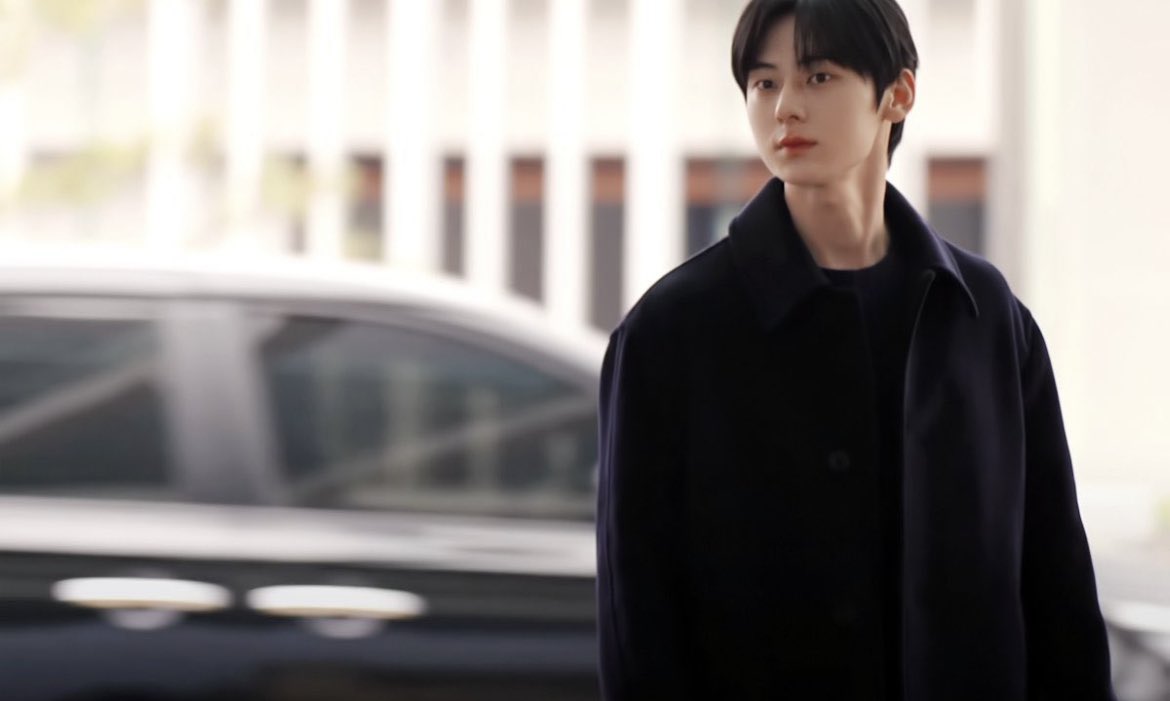 Day 19 나만 볼 수 없는 레전드 민현

221212 ICN 출국 #민현

네이비 롱코트+흑발에 사진만 봐도 이 겨울의 서늘함 느껴지고.. 그냥 전체적으로 분위기가 미쳤어 🥹.. 사진만 봐도 왜 좋아하는지 알 수 있지 않나요.. 🩶