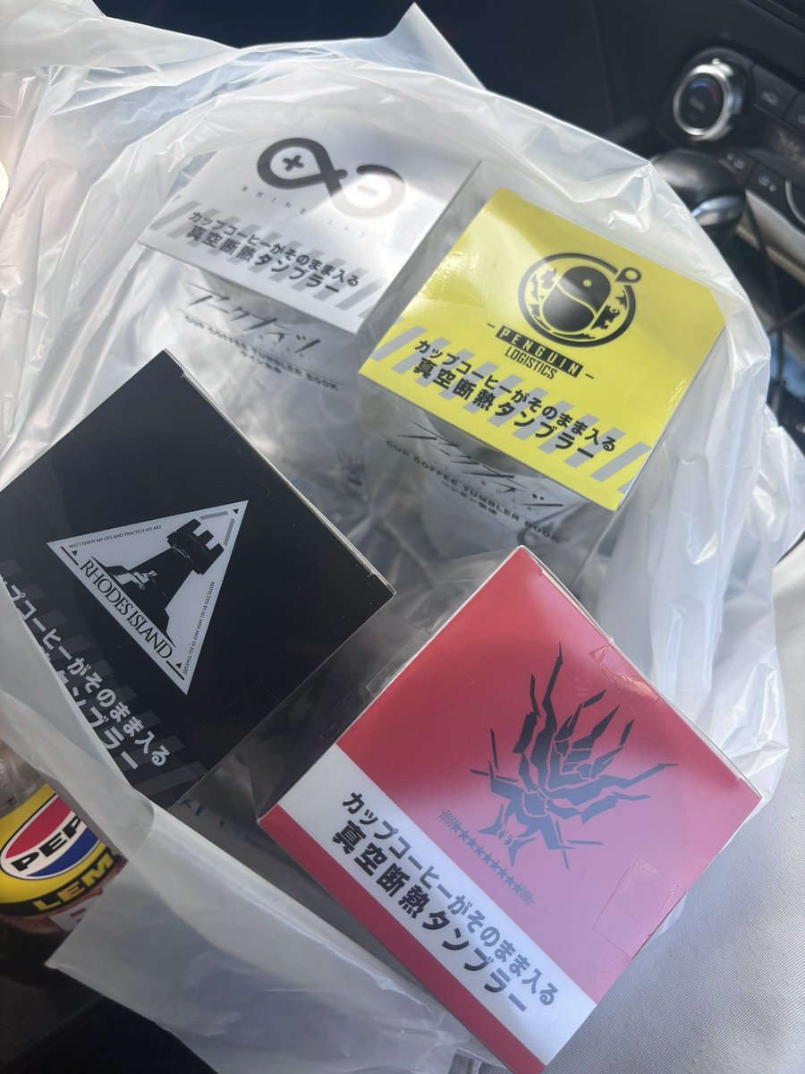 chiitarq's tweet photo. 大人買いしてきた https://t.co/t4zEHthFeC