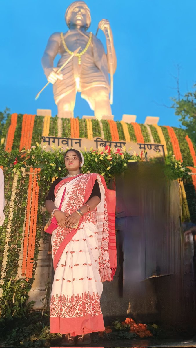 हमारे पुरखे अपने आने वाले कल के लिए हमेशा से चिंतित थे।हमेशा कहते थे कि दिक्कुओं को दोना दे देना, कोना कभी मत देना ।

(खाने को देना,रहने की जगह कभी मत देना)

आज आदिवासी बहुल झारखंड पूरी तरह से दिक्कुओं के चंगुल में हैं ।

[आदिवासी जमीन अतिक्रमण]

~सुनीता लकड़ा