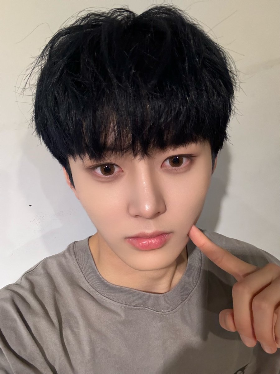 nouera_official's tweet photo. 💭_

[#린] 갑자기 옛날 팬미팅 사진으로 옮겨봤는데 그날 정말 재미 있었어요, 앞으로 기회가 되면 또 자주 만나요 🥰그때 춤출 때 정말 즐거웠어요🕺(이미 퇴근 하고 갈아입은 상태라 머리가 헝클어졌는데 왠지 같은 포즈 였어요 🤔)

#NouerA #누에라
#LIN #린 https://t.co/x2Wm11s84p