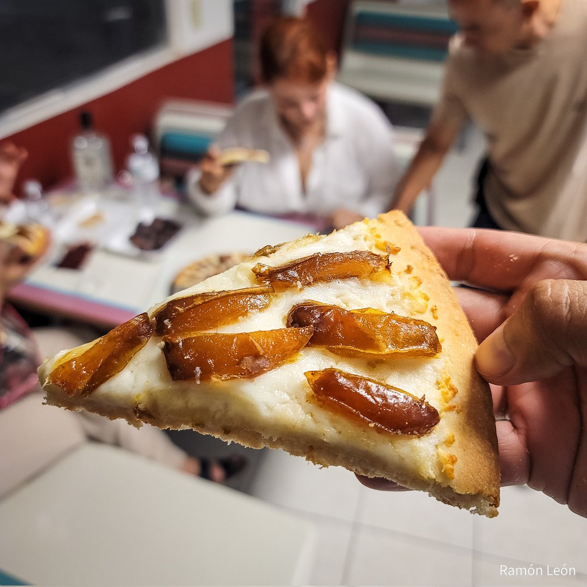 ¿PIZZA DE DÁTIL? 🍕🌴 😱 

En San Luis Río Colorado tenemos la primer pizzería en ofrecer ¡PIZZA DE DÁTIL!, el empresario datilero sanluisino Héctor Mora realizó el experimento y el resultado sorprendió a todos, de verdad me encantó 🙌 la combinación con dátil es muy rica 👌 una
