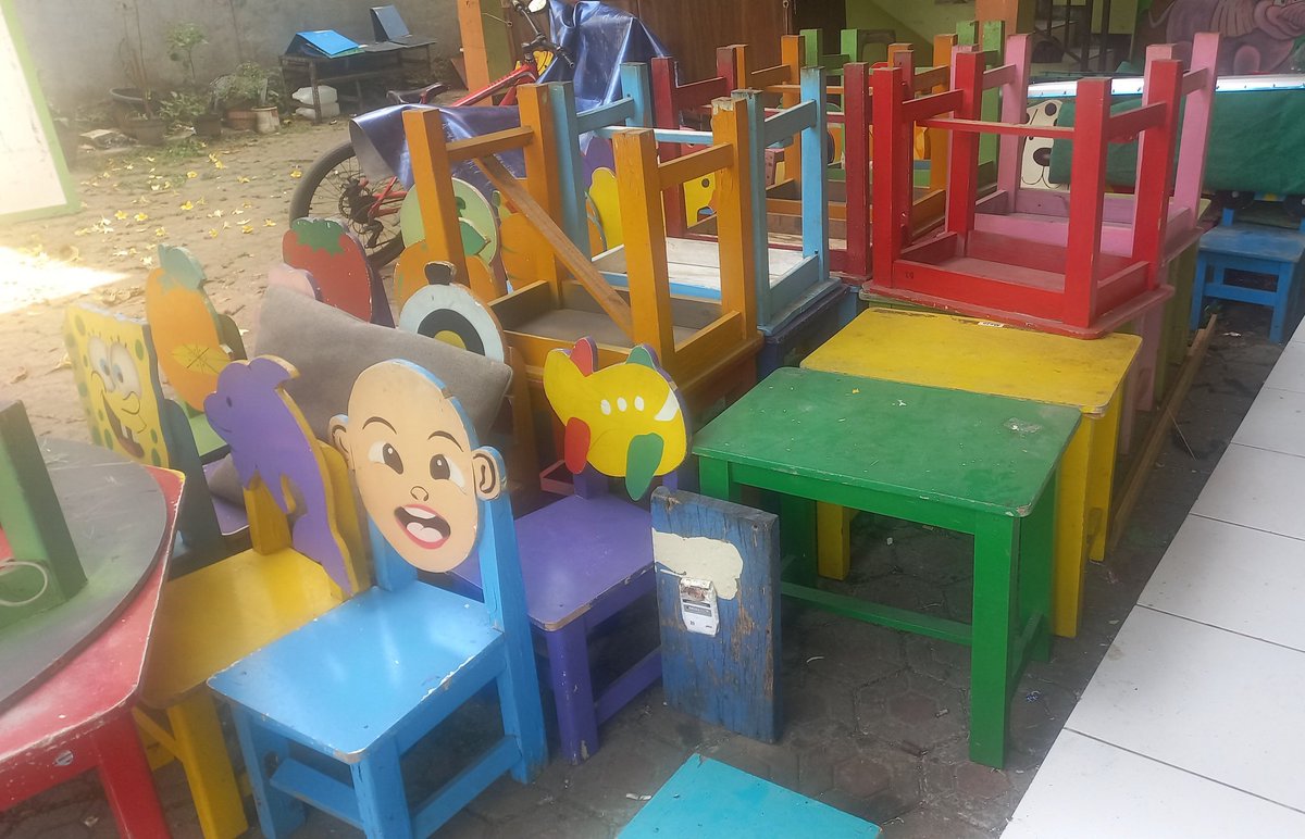 Widyarenee's tweet photo. 50 set kursi ~ meja kayu anak TK dan mainan fiber perosotan anak.
As is items for SALE. 
Lok Pesanggrahan JakSel.
Yang minat DM aja ya. https://t.co/aGfc4Mdrfz