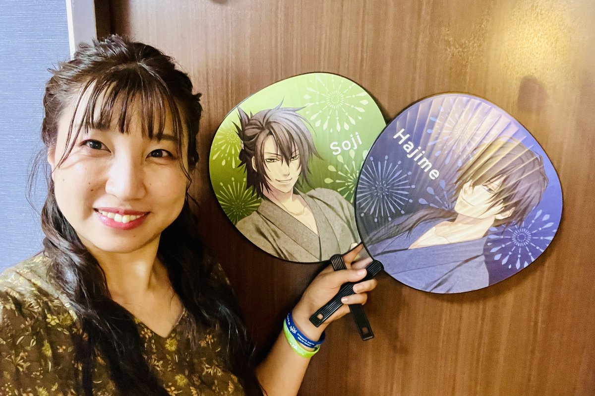 昨日のパシフィコ横浜でのオトパ余韻に浸り中🌸薄桜鬼楽曲どれも本当に本当に大好き🥰スタッフの皆様、役者の皆様、何よりお会いできた皆様ありがとうございました😊スタッフさんが団扇くださるとの事で頂いてきちゃった💕土方さんのは三木さんの所でしょうか😊枕元に並べて寝ました😴✨😆#オトパ2024