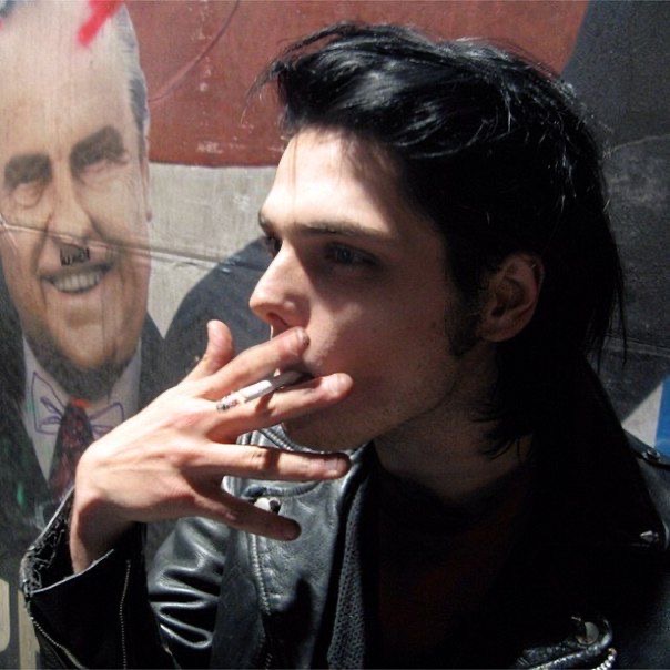 hourly gerard way tweet media