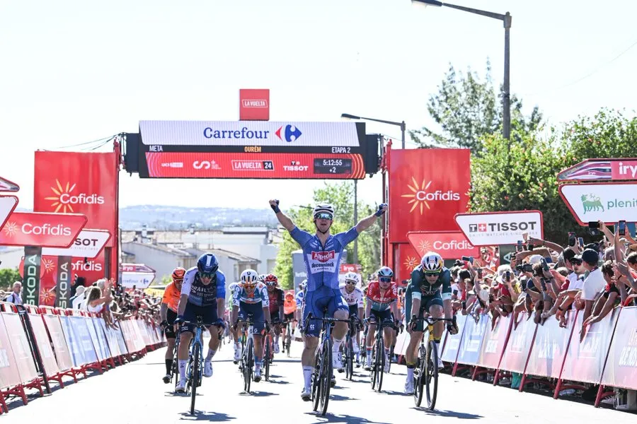 CyclingGazette's tweet photo. Kaden Groves Sprints Ahead of Wout van Aert on Stage 2 of the 2024 Vuelta a España to Take Victory on the Day  

https://t.co/C0wMzvESQR… 

#LaVuelta24📷 #LaVuelta #KadenGroves #WoutvanAert #UCI #Peloton #Cycling https://t.co/JHJonXc7da