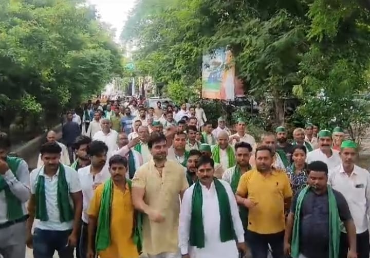चौ० सोनबीर प्रधान (@sonabirchodhary) on Twitter photo आज राष्ट्रीय आवाहन पर जिला  मथुरा  मुख्यालय पर बंगलादेश  में हो रहे हिंदुओं पर अत्याचार के संबंध में जिलाधिकारी महोदय को ज्ञापन दिया 
#BhartiyaKisanUnionArajnaitik 
<a href="/Harinambkua/">Harinam Singh - चौधरी हरिनाम सिंह</a> <a href="/dmmathura7512/">DM Mathura</a> <a href="/Dmalikbku/">Dharmendra Malik</a> <a href="/Rajtomarbku/">Rajkumar Singh Tomar</a>
<a href="/sonabirchodhary/">सोनबीर चौधरी</a>
    जिलाअध्यक्ष मथुरा
    भाकियू अराजनैतिक आज राष्ट्रीय आवाहन पर जिला  मथुरा  मुख्यालय पर बंगलादेश  में हो रहे हिंदुओं पर अत्याचार के संबंध में जिलाधिकारी महोदय को ज्ञापन दिया 
#BhartiyaKisanUnionArajnaitik 
<a href="/Harinambkua/">Harinam Singh - चौधरी हरिनाम सिंह</a> <a href="/dmmathura7512/">DM Mathura</a> <a href="/Dmalikbku/">Dharmendra Malik</a> <a href="/Rajtomarbku/">Rajkumar Singh Tomar</a>
<a href="/sonabirchodhary/">सोनबीर चौधरी</a>
    जिलाअध्यक्ष मथुरा
    भाकियू अराजनैतिक