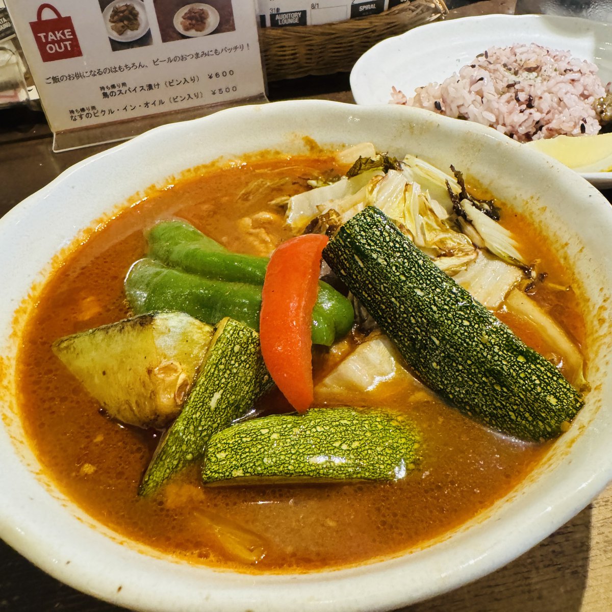 Tossy526's tweet photo. #1116
五○堂
@札幌市中央区
寿都産ぼらとチキンとズッキーニのスープカレー。ぼらってこんなに旨いのかと去年に続いて衝撃の一杯。流通も行き届いているいま「どんな魚も美味しいんですよ」と魚介の魔術師・五十嵐さん。辛さ6番、ライス小、雑穀米、ナスのピクルスインオイル #gomarudo #ヒロろぐ https://t.co/jbWkd8sYIV