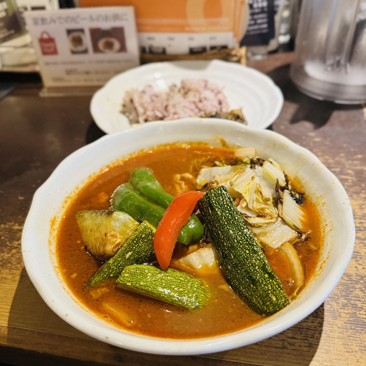 Tossy526's tweet photo. #1116
五○堂
@札幌市中央区
寿都産ぼらとチキンとズッキーニのスープカレー。ぼらってこんなに旨いのかと去年に続いて衝撃の一杯。流通も行き届いているいま「どんな魚も美味しいんですよ」と魚介の魔術師・五十嵐さん。辛さ6番、ライス小、雑穀米、ナスのピクルスインオイル #gomarudo #ヒロろぐ https://t.co/jbWkd8sYIV
