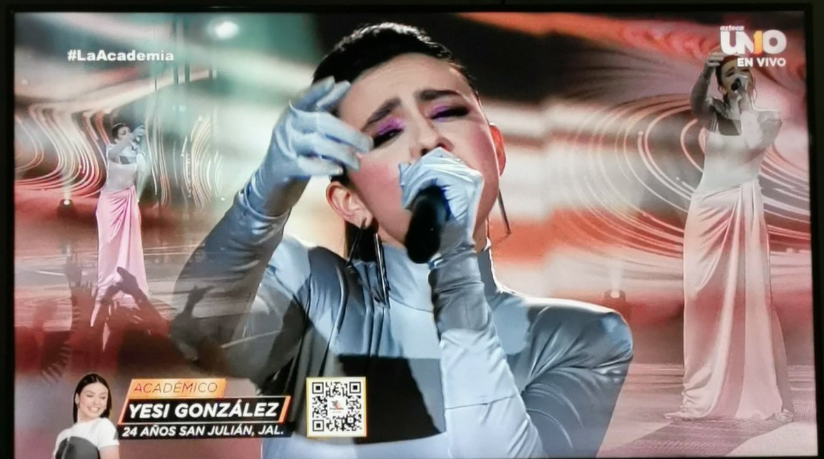 CRIST113's tweet image. 🎶🎶Yo te prefiero a ti... 🎶🎶
#Yesi llenando el escenario de #LaAcademia con su voz y presencia.