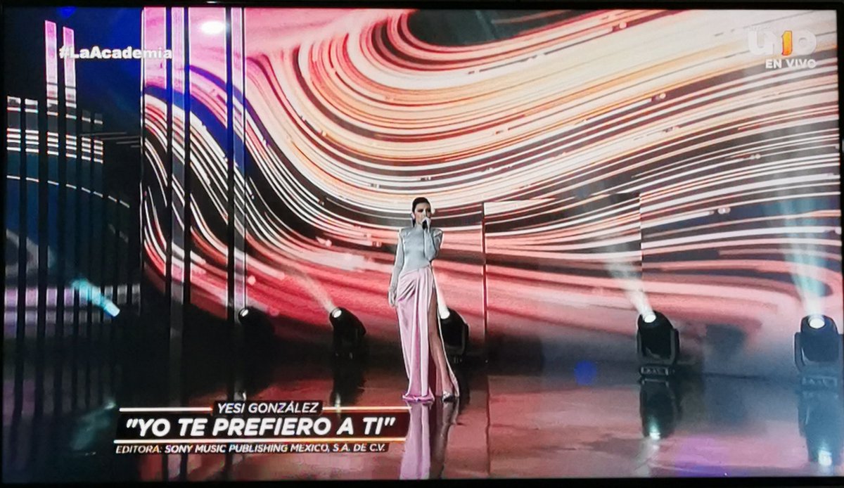 CRIST113's tweet image. 🎶🎶Yo te prefiero a ti... 🎶🎶
#Yesi llenando el escenario de #LaAcademia con su voz y presencia.