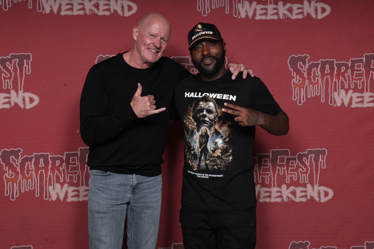 HAPPY MICHAEL MYERS MONDAY I STILL CANT BELIEVE I MET MY FAVORITE MICHAEL MYERS LAST YEAR <a href="/TheScarefest/">The Scarefest</a> I WILL ALWAYS REMEMBER THIS DAY HE IS THE SHAPE🎃🔪 #MichaelMyers #TheBoogeyman #MichaelMyersMonday #ScareFestWeekend