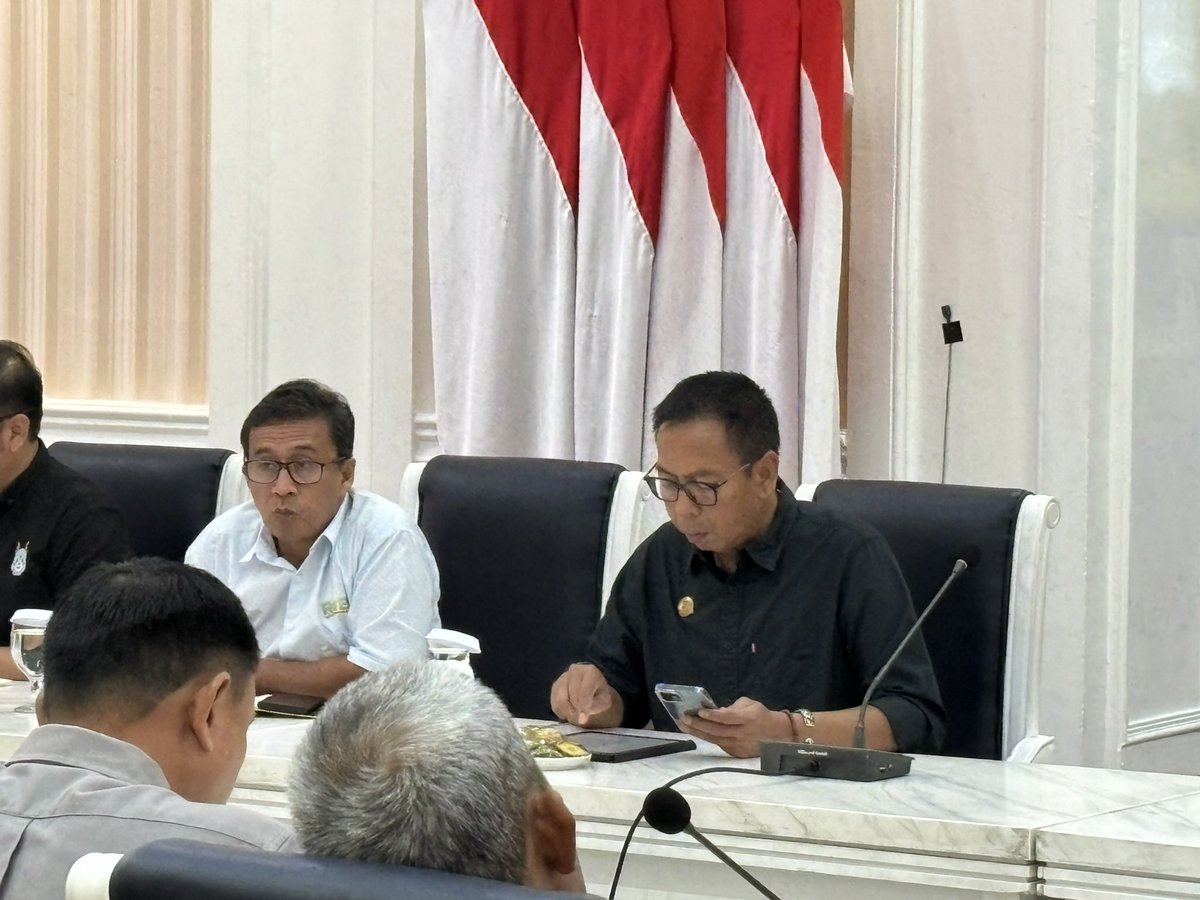 InspektoratBGR's tweet photo. Sampurasun 👋
Selasa, 30 Juli 2024 
Hari ini dilaksanakan Briefing Pimpinan yang dipimpin oleh Pj Wali Kota Bogor @walikotabogor bersama Sekda KotaBogor @sofiahsyarifah dan dihadiri oleh seluruh Pimpinan di Pemerintah KotaBogor dan dilaksanakan diRuangRapat SribimaBalaikotaBogor https://t.co/Dx9qJAYPgw