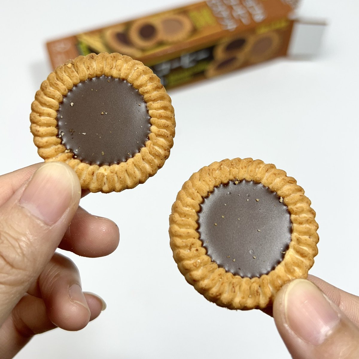 kinnaiseven's tweet photo. Bourbon Choco&amp;Coffee Biscuit บิสกิตที่ตอนแอดตัวน้อยๆ จะเลือกหาแต่หน้าช็อกฯ โตมาตอนนี้เลือกแต่หน้ากาแฟ แต่ก่อนแอดอยู่ภาคใต้ต้องไปที่ตลาดกิมหยงเท่านั้นนะ #ของกินในเซเว่น #รีวิวเซเว่น #kinnaiseven #เซเว่น #บิสกิต https://t.co/TOc2P49BBP