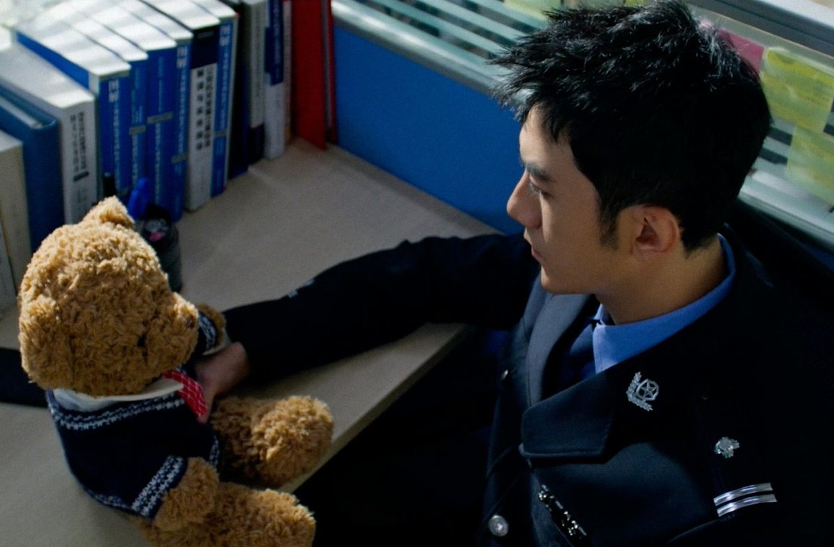 ImPopeyes's tweet photo. นี่ร่างจ้าวชางหรือพี่เหยา จ้องตุ๊กตาหมีเขม็งเชียว
มีคนเม้นท์ในแอพอ้ายฉีอี้ว่า พี่จ้าวชางอย่ากระพริบตาหนูหนาวด้วย เลิฟคอมเม้นท์นี้มาก55555
👁️👄👁️
#เซียวซุ่นเหยา #XiaoShunyao #AeroXiao #肖顺尧 #TheNeighbors #她和她的他们 https://t.co/rbsqxhF77W