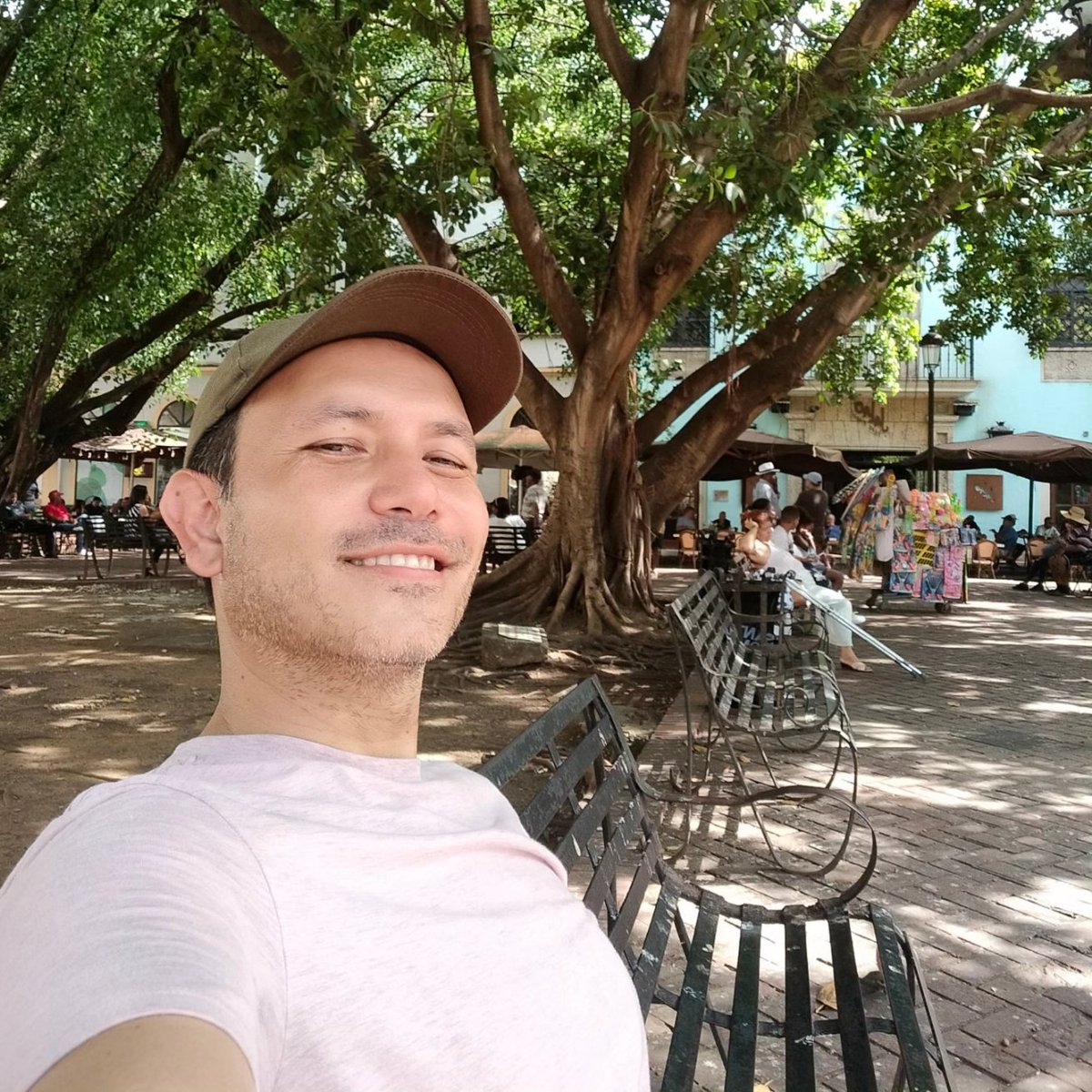 Hoy fue mi cumpleaños y estuvo tranquilo y muy agradable el día.