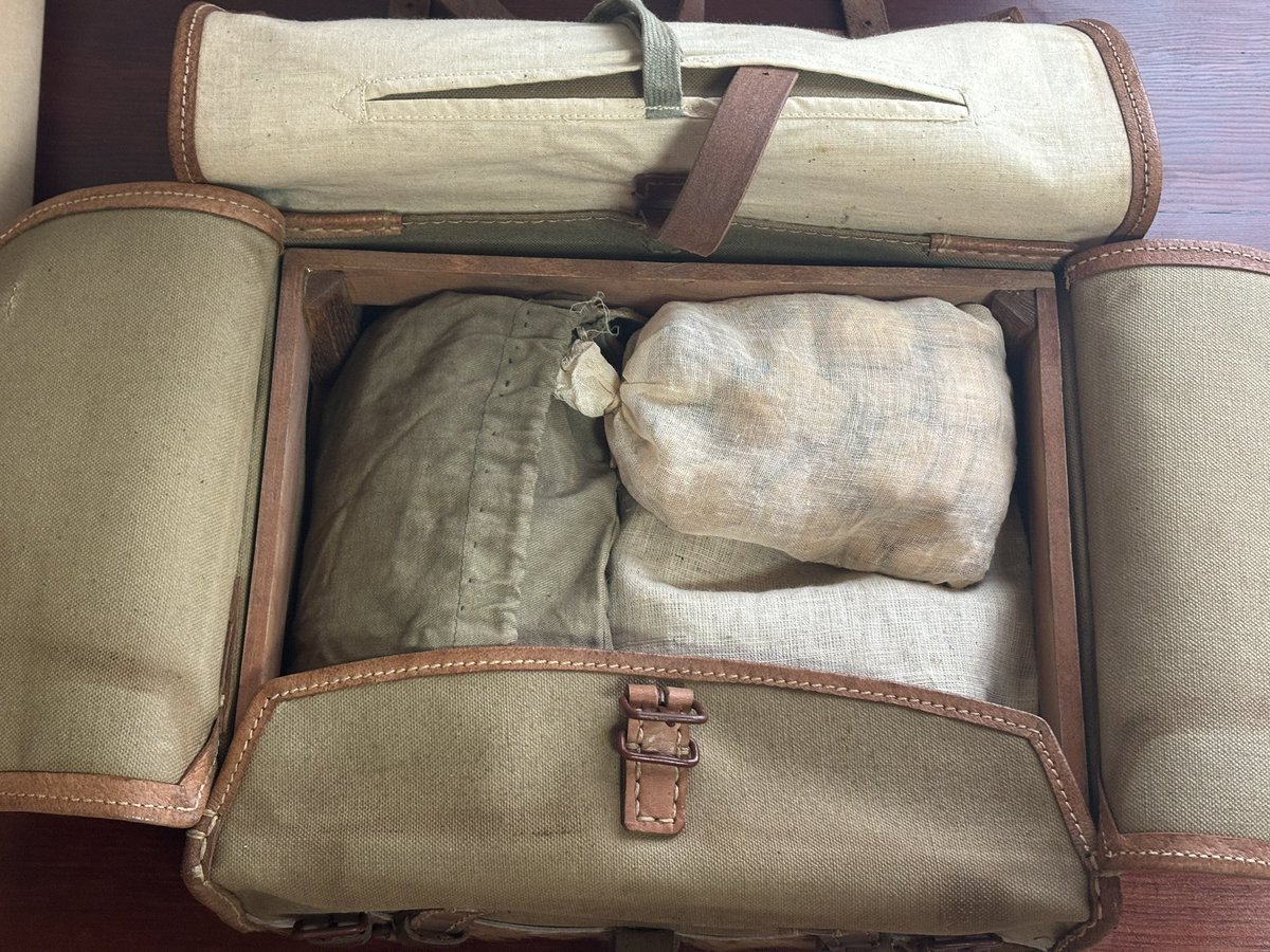 背嚢の中身考察！

雑嚢より背嚢が先に入手できたので紹介します。

被服手入具と洗面具、乾パン1食分を詰めてみました。

他に入れ組品として襦袢、袴下、軍足、武器手入具、精米などありますがどうやっても入る気がしないです...

やはり、入りきらなかった物は雑嚢に詰めていたのでしょうか？