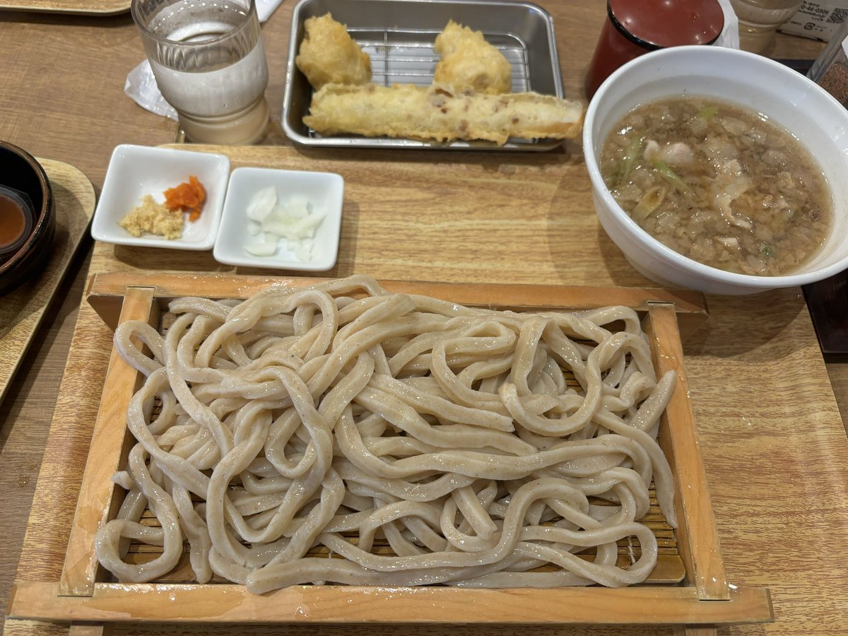 yu315098's tweet photo. 深谷うどん　やまや製麺所✨

濃厚背脂肉汁うどん　黒　858円

背脂たっぷりのつけ汁に少し黒っぽうどん✨
インパクト大ですね🤩
麺も2種類から選べ、良き😉
強いこしの黒を選択、程よいコシで美味い😋
ご馳走様でした。追加のうどんもあり🥳 https://t.co/5Bz65Dnxnv