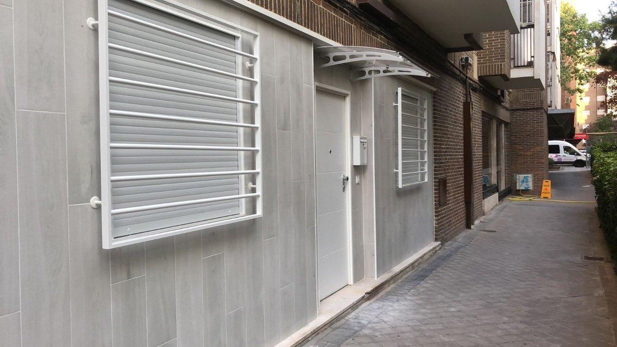 danicabezas1's tweet photo. Este local era mi estudio, compartido con varios artistas y amigos. Nos echaron tras comprarlo el nuevo dueño (un gran tenedor inmobiliario) en una subasta por 98.000 euros. Ahora, tras una reforma exprés, se vende como vivienda por más del doble. Así se cargan los barrios. https://t.co/b4N0oSSMy6