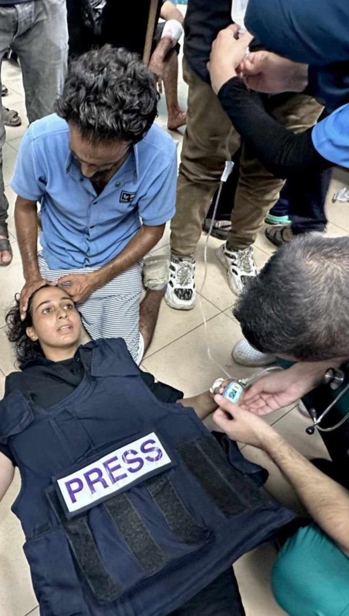almuariza's tweet photo. Gaza: Los periodistas siguen siendo objetivo directo de las tropas israelíes. 
Aquí, el vídeo que muestra el momento en que los tanques abren fuego contra un grupo de informadores en la ciudad de Hamad, al noroeste de Khan Younis.
📹 @ezzedine_muasher https://t.co/URVYS3k6pL
