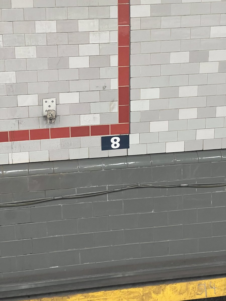 __phg's tweet photo. @lokfuehrer_tim Liebe Grüße von der Plakatnummerierung der U2 am Alex 🙀 https://t.co/Qng9LsOPe2