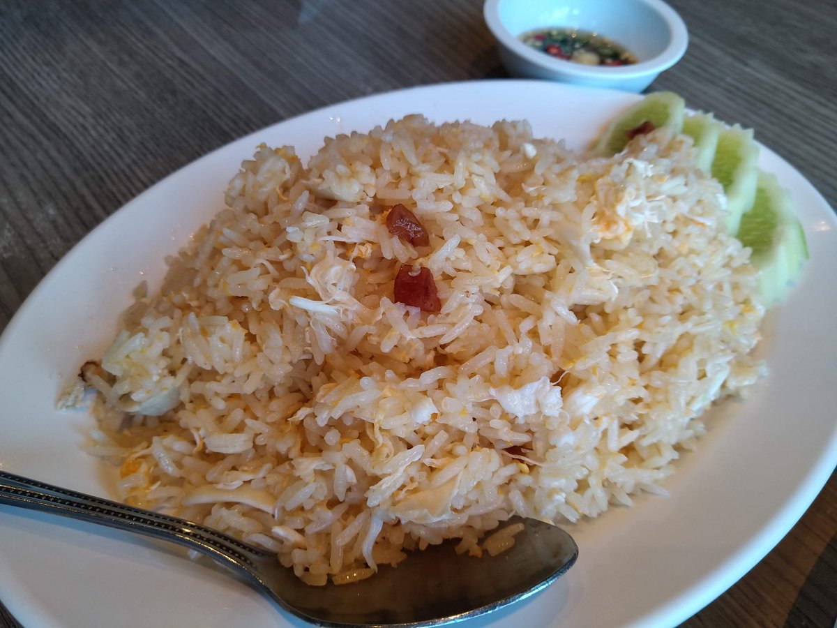Halkon_'s tweet photo. ソンブーンでプーパッポンカレー！
食べるまでカレーなんだと思ってたけれど、食べたら全然カレーではなくて卵炒めのほうが近いなと思いました😋
カニ嫌いの夫もおいしい！！ととても満足✨カニチャーハンと食べるのがベストマッチでした！🥰
#カニチャーハン #プーパッポンカレー #タイ観光 https://t.co/XTbQWjL2a5