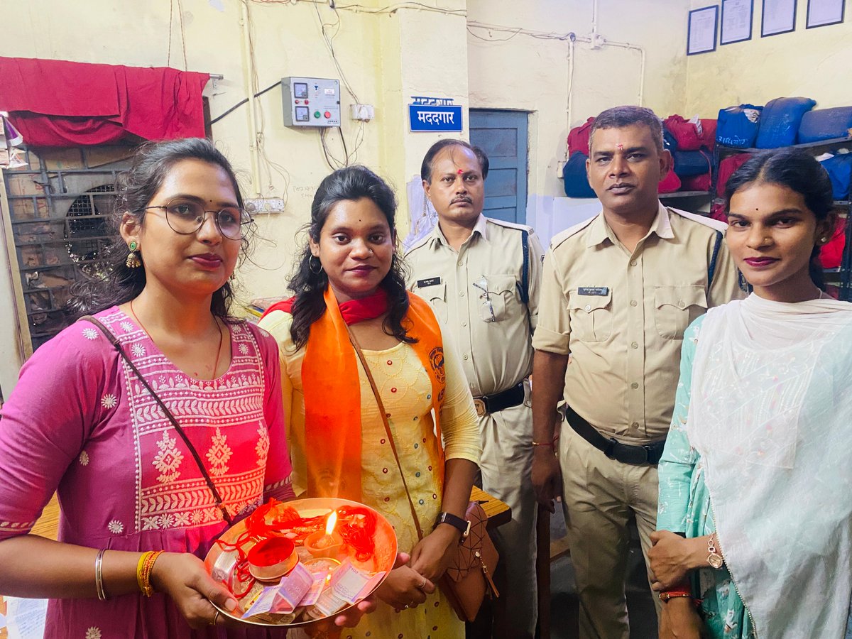 abvpcg's tweet photo. अभाविप दुर्ग की कार्यकर्ता बहनों द्वारा रक्षाबंधन के अवसर पर शहर के विभिन्न पुलिस थानों में पुलिस कर्मियों को राखी बांधकर रक्षाबंधन का त्यौहार मनाया गया। 
#RakshaBandhan https://t.co/pXSGr1mRLb