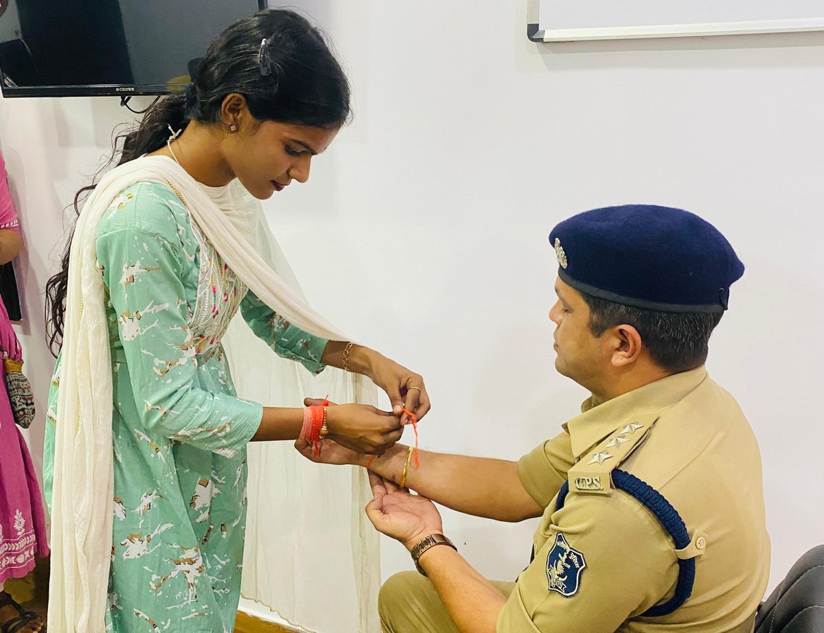 abvpcg's tweet photo. अभाविप दुर्ग की कार्यकर्ता बहनों द्वारा रक्षाबंधन के अवसर पर शहर के विभिन्न पुलिस थानों में पुलिस कर्मियों को राखी बांधकर रक्षाबंधन का त्यौहार मनाया गया। 
#RakshaBandhan https://t.co/pXSGr1mRLb