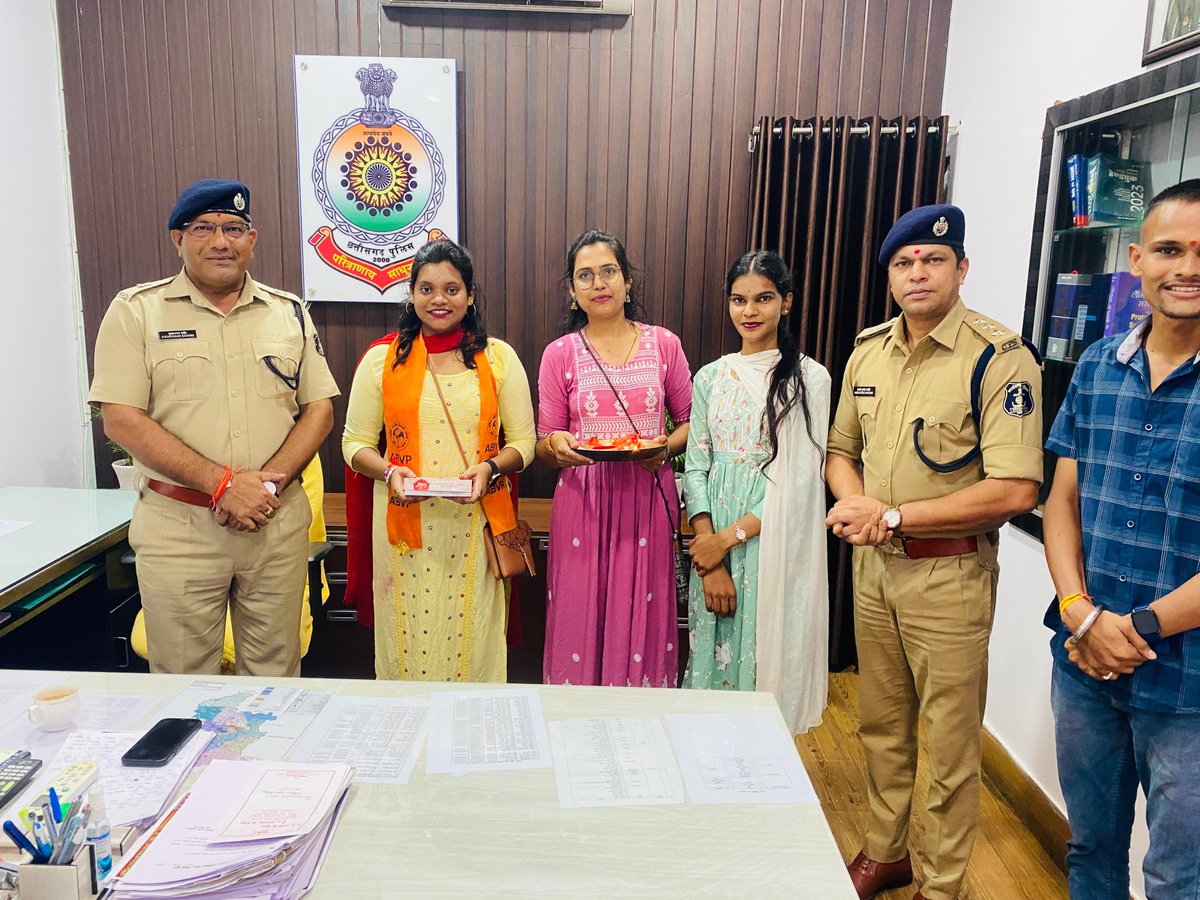 abvpcg's tweet photo. अभाविप दुर्ग की कार्यकर्ता बहनों द्वारा रक्षाबंधन के अवसर पर शहर के विभिन्न पुलिस थानों में पुलिस कर्मियों को राखी बांधकर रक्षाबंधन का त्यौहार मनाया गया। 
#RakshaBandhan https://t.co/pXSGr1mRLb
