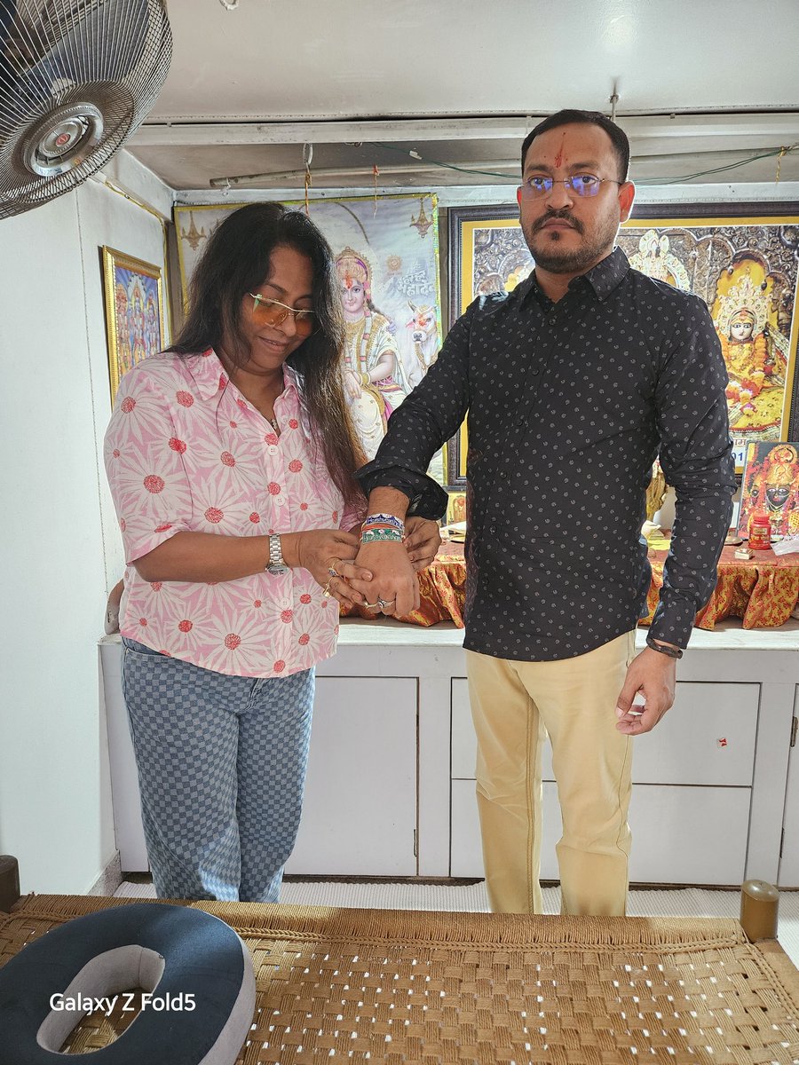 kshiprashuklaa's tweet photo. मेरी राखी #vocalforlocal वाली!
#gulabi_meenakari 
#वाराणसी 
@UP_ODOP 
@Kunjbiharisin20 https://t.co/8f2Yp341ZK