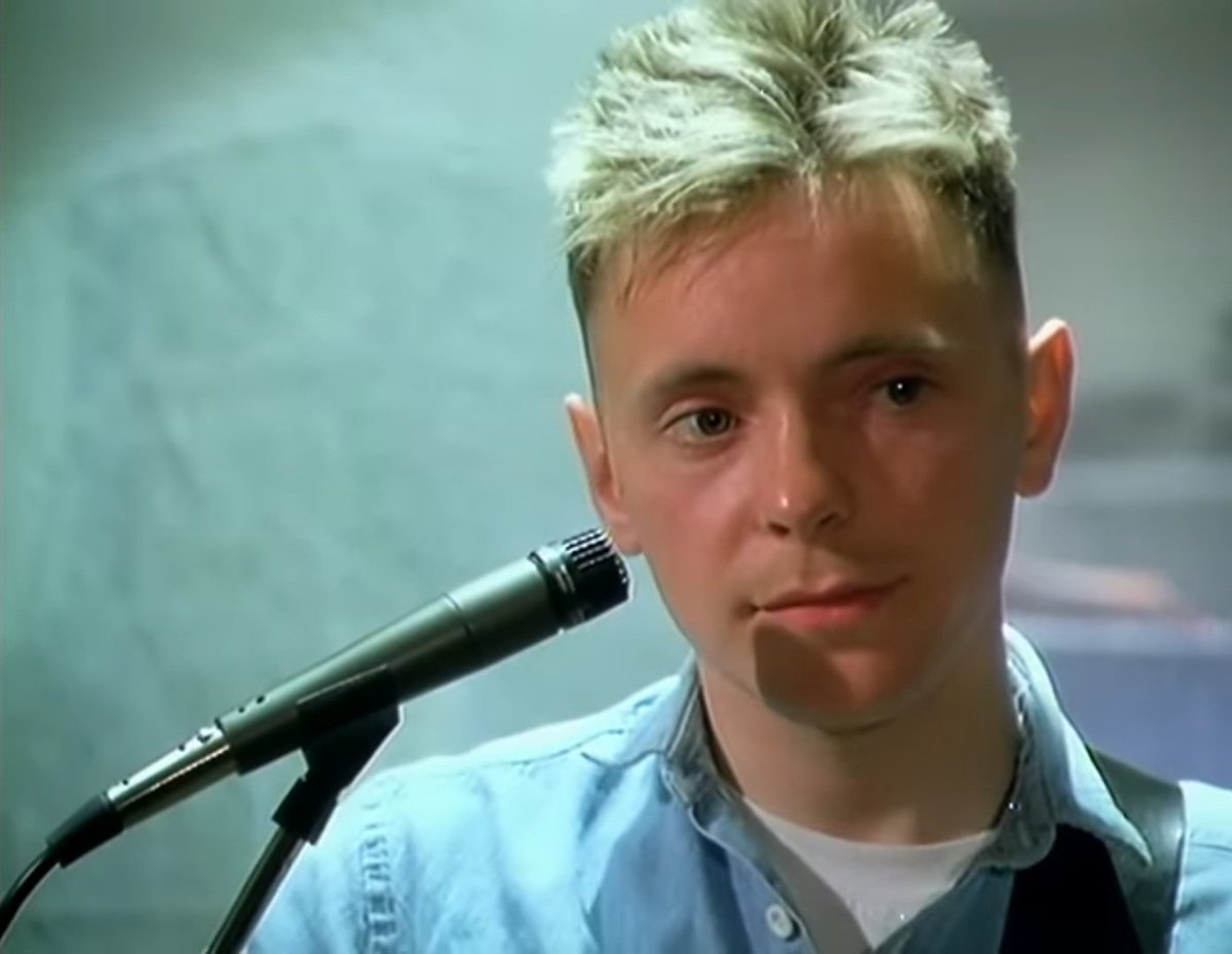 bulbous salutation tweet media