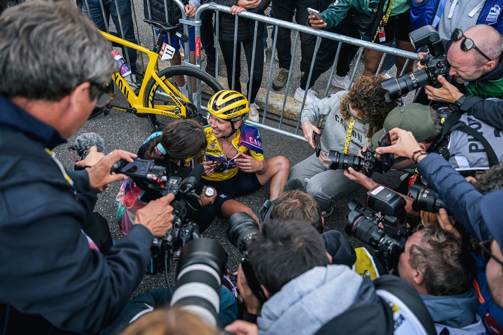 JoanSeguidor's tweet photo. Seguro que Demi Vollering estará decepcionadísima, pero que piense que con ese final del #TourFemmes, todo el ciclismo femenino gana.
https://t.co/1AIp3sh9Ye https://t.co/MCuaVZONCC