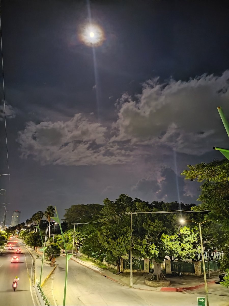 ChiapasMeteo's tweet photo. La #Luna esta noche en #TuxtlaGutiérrez #Chiapas, al fondo algo de actividad eléctrica.
De pronto, nublados hicieron de las suyas y en algunas zonas de #Tuxtla se registra lluvia, dando por concluida (al menos de momento) la observación lunar.

#moon #sky #rain #noche #moonlovers https://t.co/2km1B4EGmZ