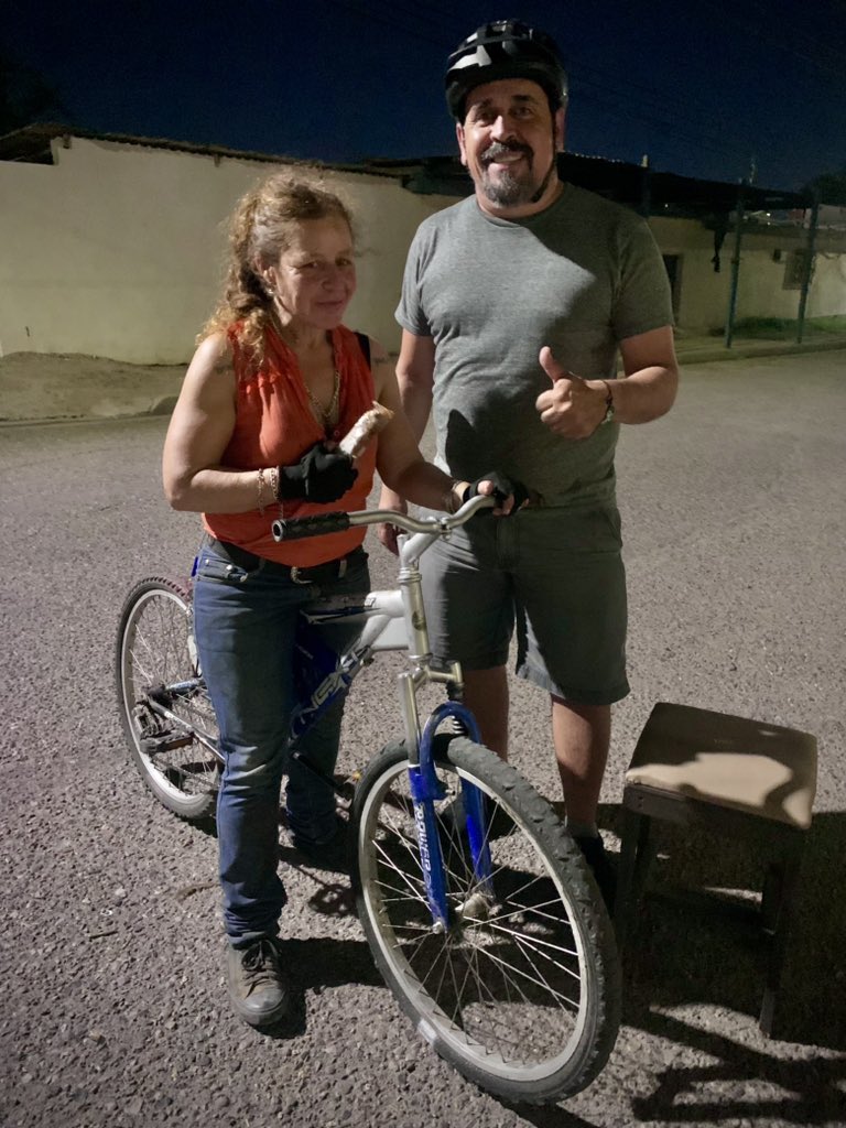 En este momento donando luces en la vía pública, dentro del programa permanente “Una Luz para tu Vida Ciclista”, para beneficiar a ciclistas urbanos que desconocen y no aplican medidas para fomentar la cultura vial.

“Esto también es Cultura Bike México”.