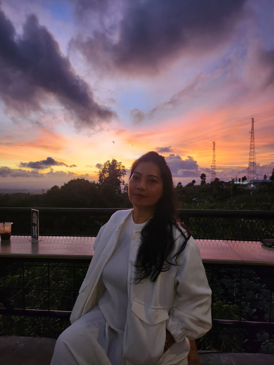 Sering kepikiran untuk nyerah, 
tapi stlh dipikir pikir lg enggak jadi aja,
karena masih mau ngelihat keluarga tersenyum bahagia