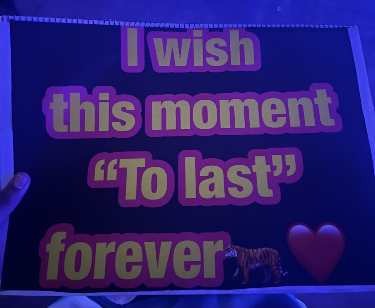 tylalovelovelov's tweet photo. TYLA NOTICED MY FAN SIGN❤️❤️❤️❤️❤️@Tyllaaaaaaa https://t.co/H2T5zUJDXP