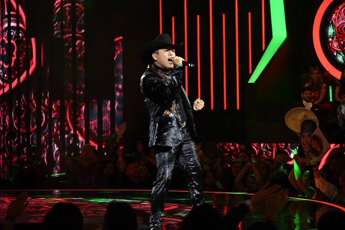 LaAcademiaTV's tweet photo. ¡Uff! Qué buen tema, #Leo tuvo una gran presentación esta noche con #BorrachoDeAmor #EdwinLuna. 🤠 #LaAcademia #TeCambiaLaVida https://t.co/fxIDkRsrP4