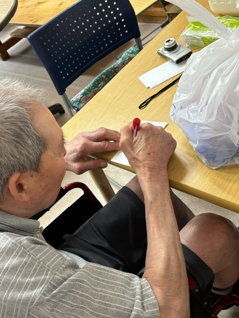eboshi5555's tweet photo. 夏祭りに着るTシャツを染める作業をしています。
だれよりも、職員の声が楽しそう爆笑！ https://t.co/XwqyJNSbsI