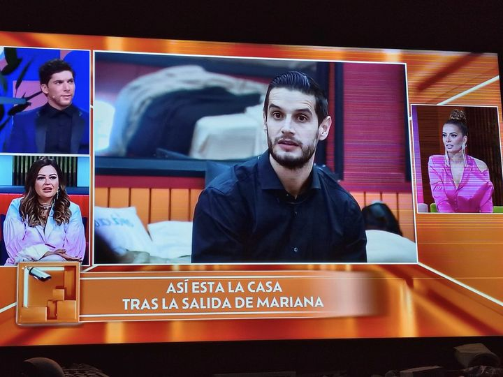 MrBrainer_'s tweet photo. Mariana escuchando a Adrián Marcelo hablando de ella sobre el tema de quitarle el mango a Briggitte
#LaCasaDeLosFamososMx #LCDLFMX2 #LaCasaDeLosFamososMexico https://t.co/MYDyWR89IE