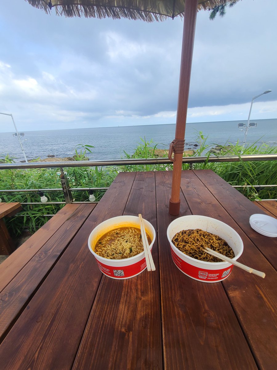 급 바닷가로~~

바다보이는곳에서 라면먹기~~

2차로 커피한잔 하러 ㄱㄱ~~

낮에 한가하신분?? ㅎㅎ

#부산 #송정 #부커