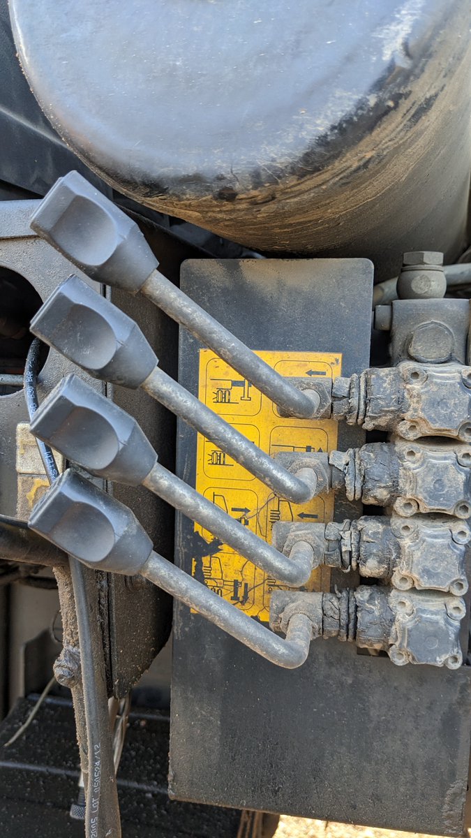 aSpeckling's tweet image. Another set of 4 images on this construction vehicle.  I have a number of other ones as well. 🏗️🧱 #VehicleRef #ReferencePhotos #ConstructionEquipment