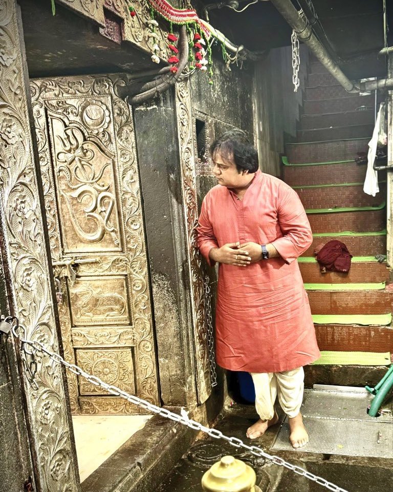 AalokTweet's tweet photo. नज़र की राह में यूँ तो कई नज़ारे हैं 
तुम्हीं पे जा के जो ठहरे नज़र तो क्या कीजे

जय श्री महाकाल 🙏 #श्रावणसोमवार https://t.co/l6YCcT8TPu