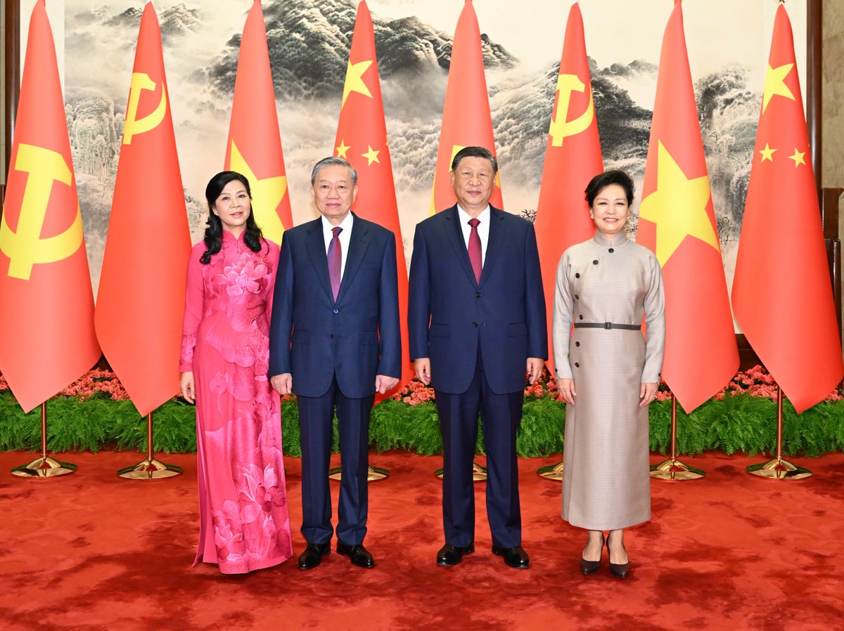SpokespersonCHN's tweet photo. President Xi Jinping held talks with General Secretary of the Central Committee of the Communist Party of Viet Nam (CPV) and President Tô Lâm. 

President Xi pointed out that Comrade Tô Lâm’s visit to China on his first overseas trip after becoming General Secretary fully demonstrates his commitment to the relations between the two parties and the two countries. It also speaks to the high-level and strategic nature of the China-Viet Nam relationship. 

President Xi expressed readiness to work with General Secretary and President Tô Lâm to provide guidance for furthering the China-Viet Nam community with a shared future.