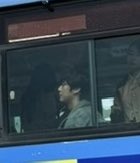 천연수 저화질 뚫고 나오는 이목구비 보니까 거의 1년전 이맘때 뜬 내남결 첫 목격짤이 떠오름 ㅋㅋ 갑자기 유지혁으로 나타나서 진짜 신기했는데☺️
천연수 얼굴에 뿔테같은게 있는건지 아닌지 암튼 동글동글 작은 두상에 만화같은 옆선 존재감은 확실히 나인우가 맞네예