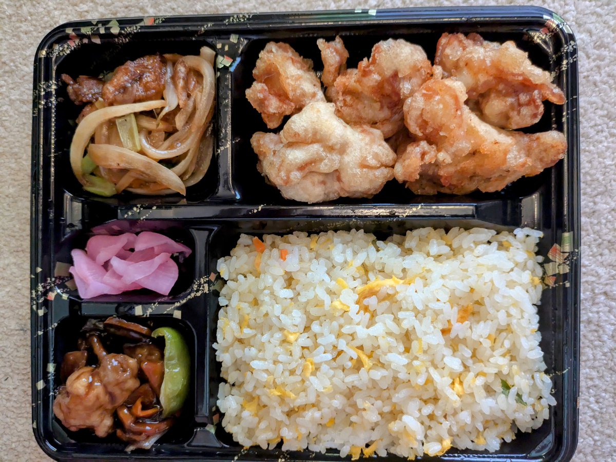 FUMAyabe's tweet photo. 風馬です 昨日紹介した風馬ん家前のホテル中華レストランのお弁当です 昨日の夜も唐揚げだったんだけど この唐揚げは最高に美味しく さすがプロの中華料理屋さんという感じです 牛肉玉ねぎの炒め物 酢豚 炒飯 鶏もも唐揚げ 
これで600円です 安い! 風馬でした #ゲイ #沖縄 #那覇 #8men #気分 https://t.co/pIDj1FKNDf