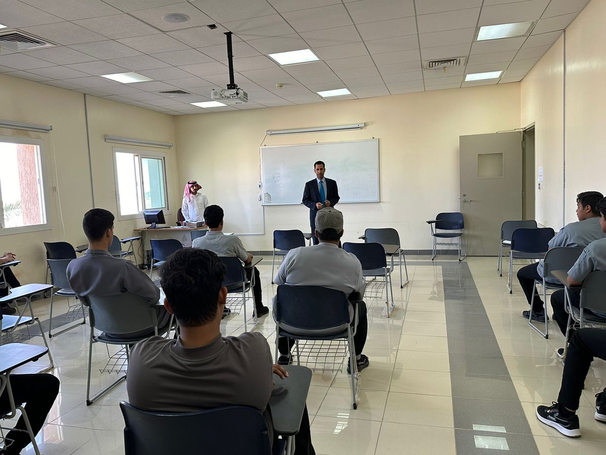 tvtc_g_Shinan's tweet photo. تغطية📷|

سعادة عميد الكلية يقوم بجولة تفقدية لمتابعة بدء التدريب وسير العملية التدريبية بالاقسام التدريبية.
#التدريب_التقني https://t.co/Fpx0DqsasM