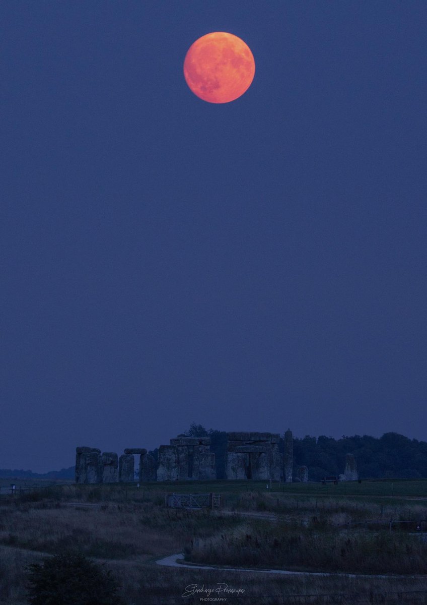 August's Full Blue Sturgeon Supermoon rising above Stonehenge last night 🤩🌕 
photo credit Nick Bull 
science.nasa.gov/solar-system/s…
#bluemoon #supermoon #fullmoon #stonehenge #astro #moon