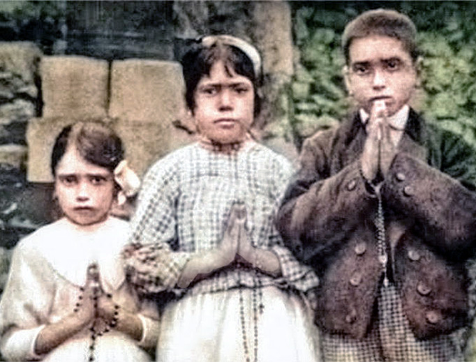 SaintAmedee's tweet photo. ✝️ 19 août 1917: quatrième apparition de Fatima (Portugal)

Notre-Dame aux pastoureaux:
« Priez, priez beaucoup et faites des sacrifices pour les pécheurs, car beaucoup d’âme vont en enfer parce qu’elles n’ont personne qui se sacrifie et prie pour elles. »

#catholique https://t.co/VUTSDfiYho